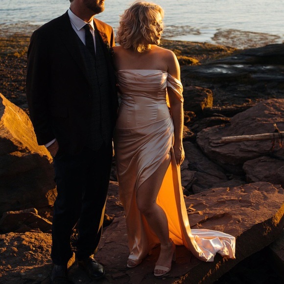 Stunning Wedding Dress - Picture 2 of 6